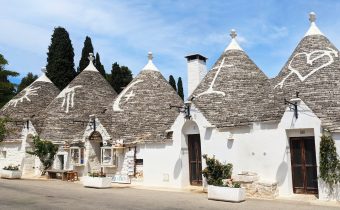 Alberobello v Apúlii. Rozprávkové mestečko so zaujímavými domčekmi.
