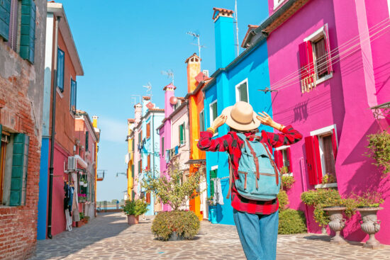 Burano nedaľeko z Benátok. Farebné domy